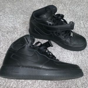nike air force black mid-top